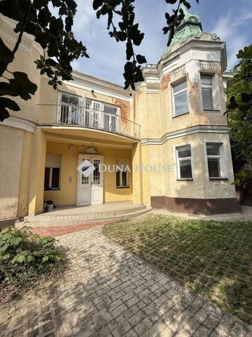 Eladó családi ház, Pécsett, Megye utcában 184 M Ft, 5 szobás