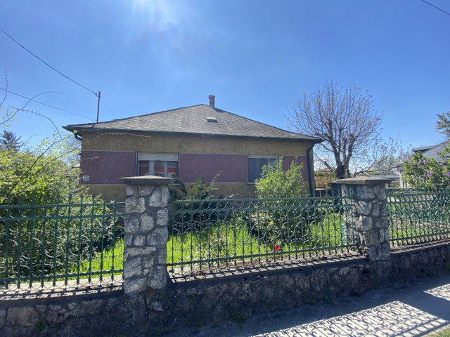 Eladó családi ház, Komáromban 58 M Ft, 3 szobás