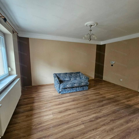 Eladó téglalakás, Oroszlányban 26.5 M Ft, 1 szobás