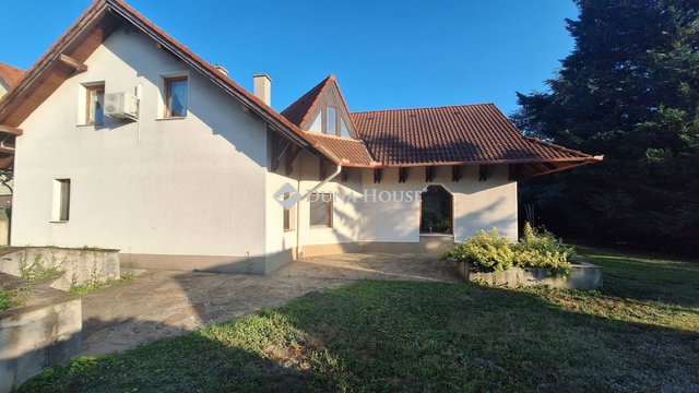 Eladó családi ház, Székesfehérvárott 189 M Ft, 8 szobás