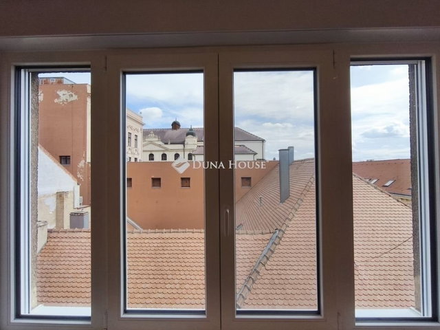 Eladó téglalakás, Pécsett 94 M Ft, 4 szobás