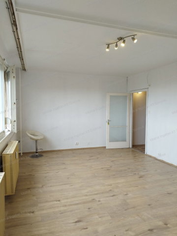 Eladó panellakás, Szolnokon 28.9 M Ft, 2 szobás