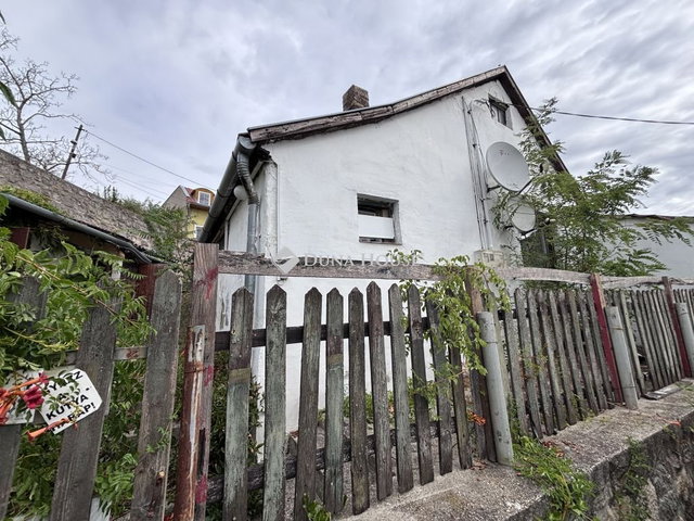 Eladó családi ház, Esztergomban, Lépcső utcában 15.9 M Ft