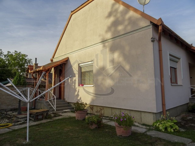 Eladó családi ház, Bőnyön 68 M Ft, 3 szobás
