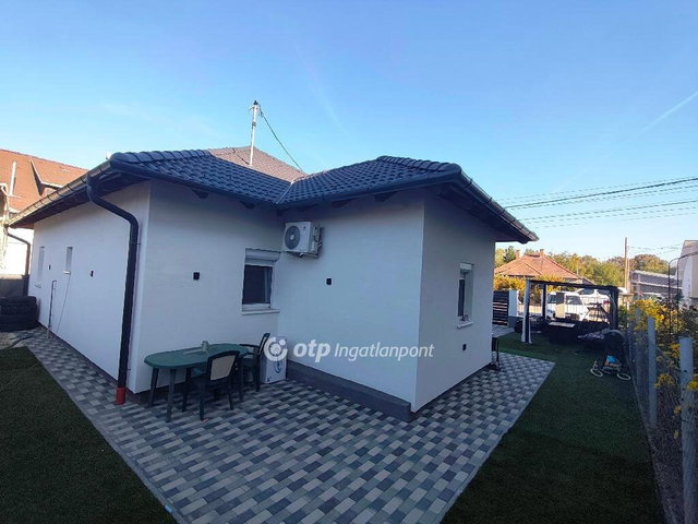 Eladó családi ház, Százhalombattán 109.9 M Ft, 3 szobás