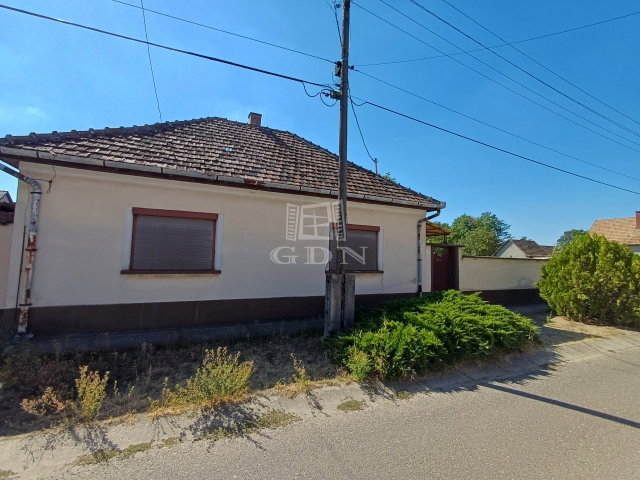 Eladó családi ház, Érsekcsanádon 27.9 M Ft, 4 szobás