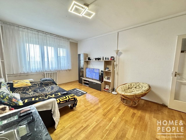 Eladó téglalakás, Szegeden 50 M Ft, 3 szobás