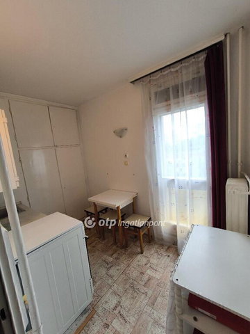 Eladó panellakás, Pécsett 33.95 M Ft, 2 szobás