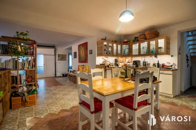 Eladó családi ház, Velencén 139 M Ft, 6+6 szobás