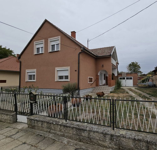 Eladó családi ház, Dombóváron 39.9 M Ft, 4 szobás