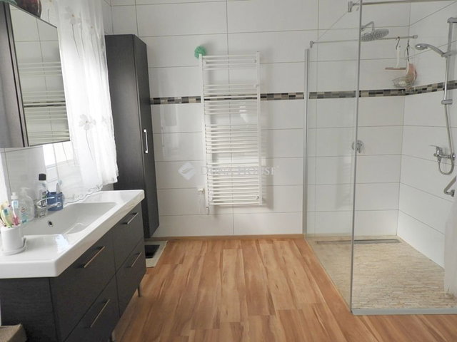 Eladó családi ház, Vecsésen 198 M Ft, 3 szobás