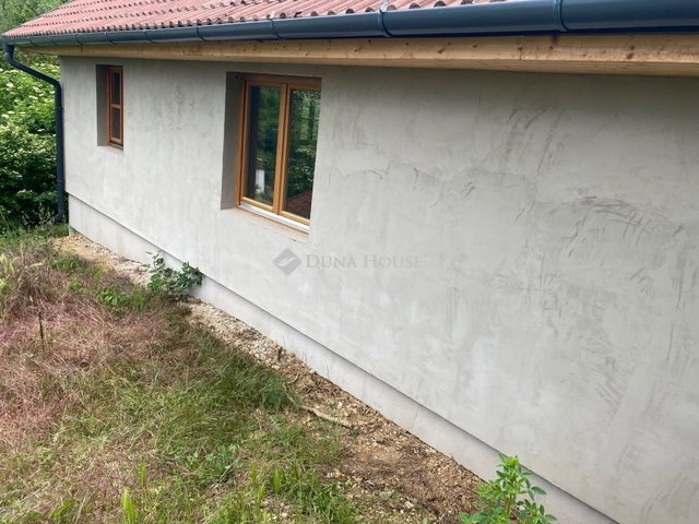Eladó családi ház, Pécsett 59.99 M Ft, 3 szobás