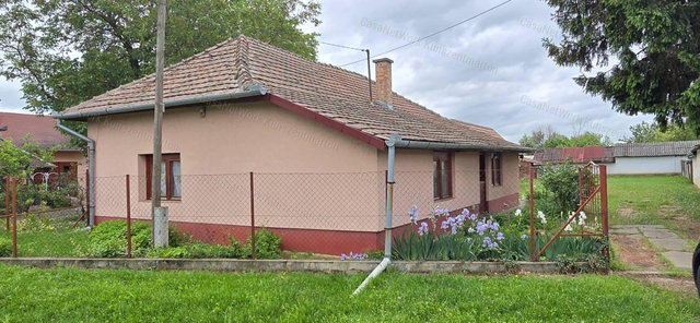 Eladó családi ház, Tiszaföldváron 17.5 M Ft, 2 szobás