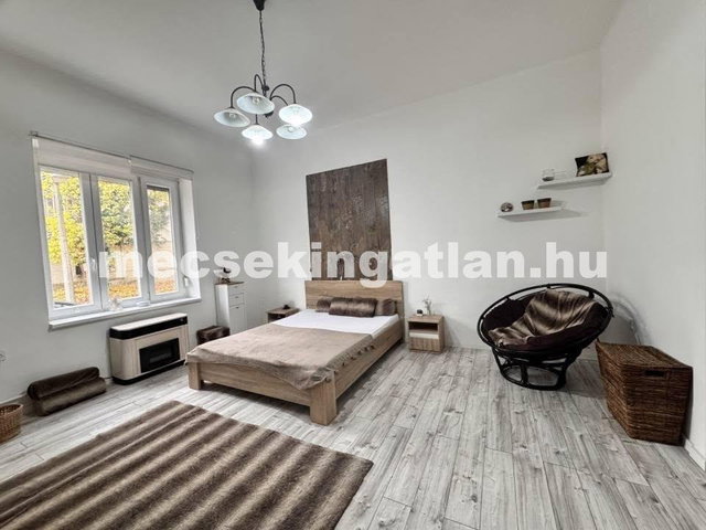 Kiadó téglalakás, albérlet, Pécsett 300 E Ft / hó, 3 szobás
