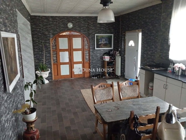 Eladó családi ház, Dunaújvárosban 63 M Ft, 4 szobás