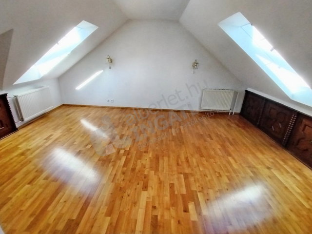 Kiadó sorház, albérlet, III. kerületben, Cserepes utcában