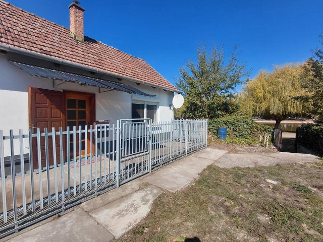 Eladó téglalakás, Komáromban 37.9 M Ft, 1 szobás
