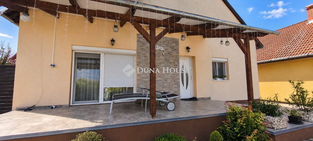 Eladó családi ház, Pécsett, Kis utcában 119 M Ft, 4 szobás