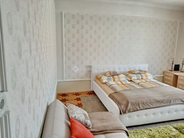 Kiadó téglalakás, albérlet, Pécsett 190 E Ft / hó, 2 szobás