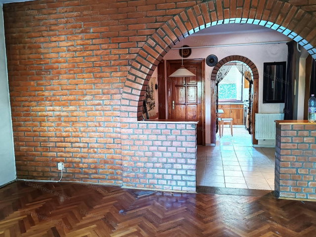 Eladó téglalakás, Szolnokon 36.5 M Ft, 1+2 szobás