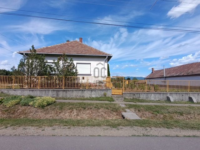 Eladó családi ház, Csécsén 20.2 M Ft, 2 szobás