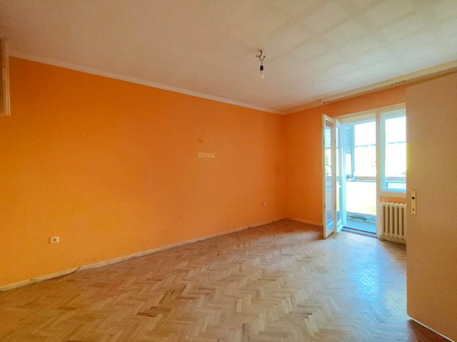 Eladó téglalakás, Komlón, Alkotmány utcában 22.9 M Ft