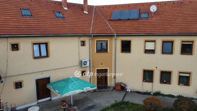 Eladó családi ház, Szegeden 299 M Ft, 10 szobás