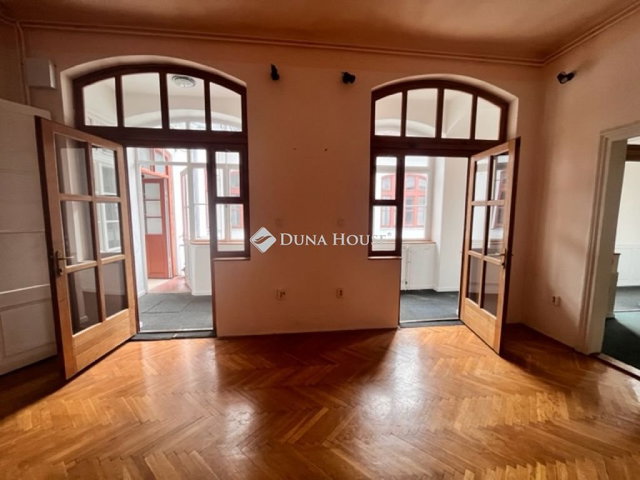 Eladó téglalakás, Pécsett, Király utcában 89 M Ft, 5 szobás