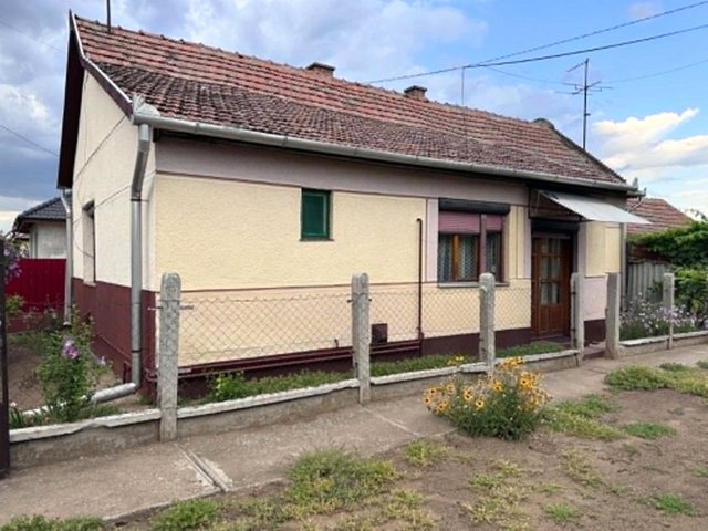 Eladó családi ház, Sárándon 33.5 M Ft, 2 szobás