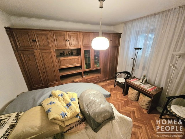 Eladó családi ház, Szegeden 65 M Ft, 5 szobás