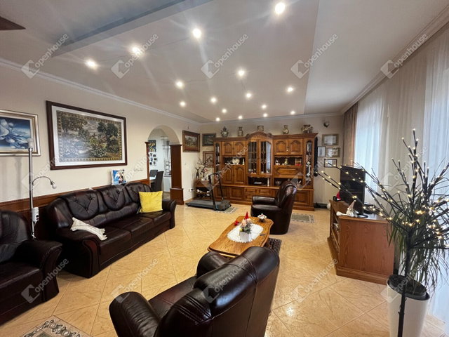 Eladó családi ház, Debrecenben 198 M Ft, 6 szobás