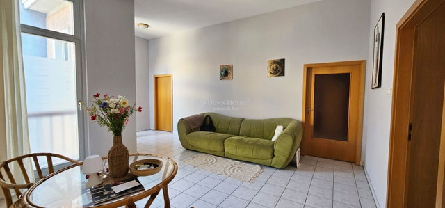 Eladó téglalakás, Szombathelyen, Fő téren 71 M Ft, 4 szobás