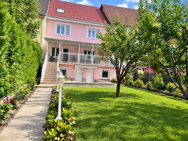 Eladó családi ház, Vácon, Munkácsy Mihály utcában 180 M Ft