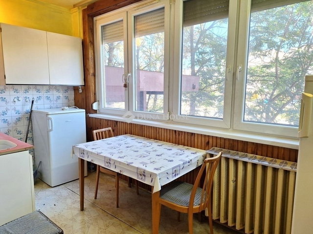 Eladó panellakás, Kecskeméten 45.9 M Ft, 3 szobás