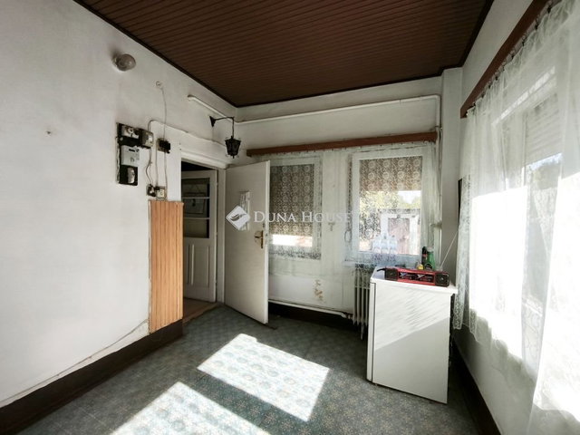 Eladó családi ház, Dunaújvárosban 35.5 M Ft, 2 szobás