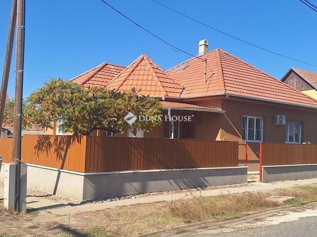Eladó családi ház, Tiszaföldváron 62.5 M Ft, 3 szobás
