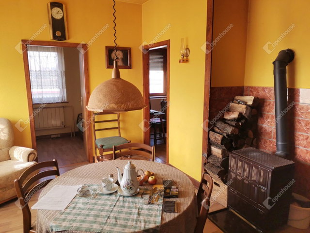Eladó családi ház, Komáromban 52 M Ft, 5 szobás