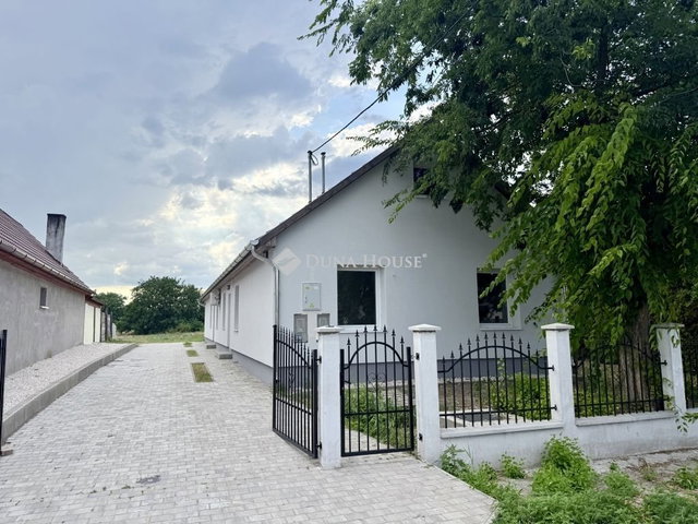Eladó családi ház, Szentlőrinckátán 69.9 M Ft, 8 szobás
