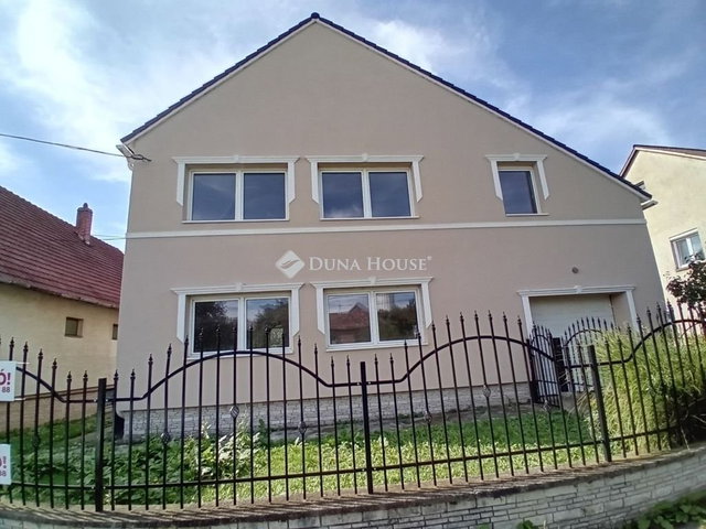 Eladó családi ház, Komáromban 89.99 M Ft, 6 szobás
