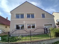Eladó családi ház, Komáromban 89.99 M Ft, 6 szobás