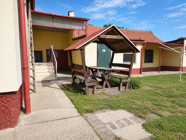 Eladó családi ház, Mosonmagyaróváron 74.99 M Ft, 6 szobás