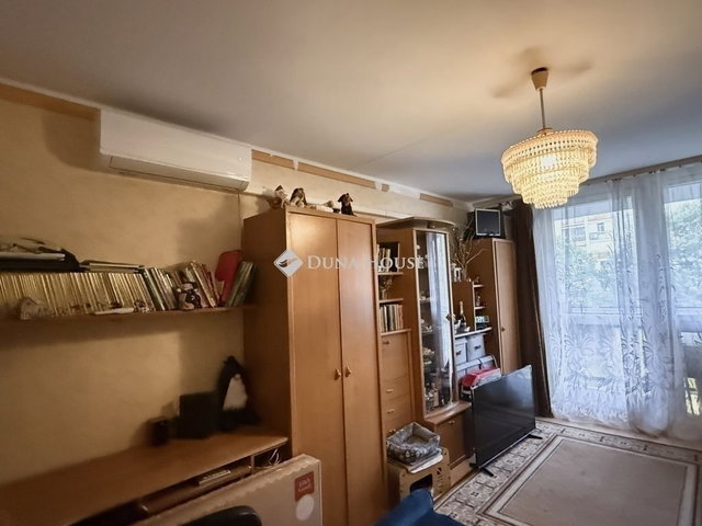 Eladó panellakás, Pécsett 39.9 M Ft, 3 szobás