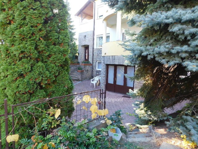 Eladó családi ház, Pécsett 299 M Ft, 9 szobás