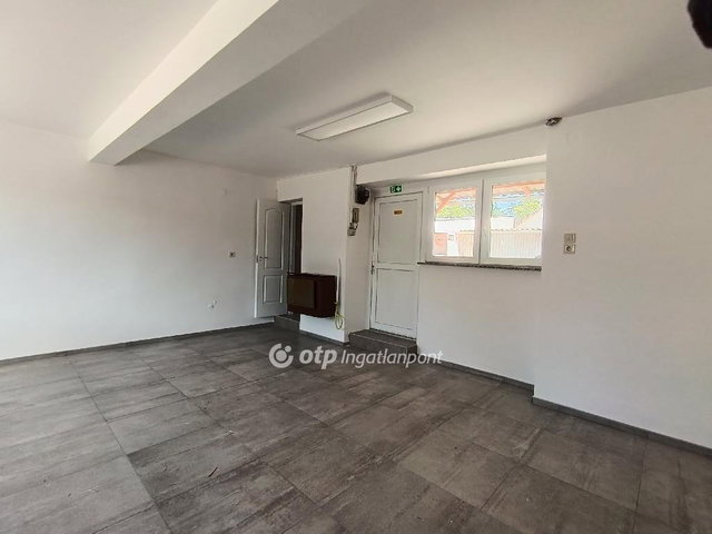 Kiadó üzlethelyiség, Szentesen 300 E Ft / hó