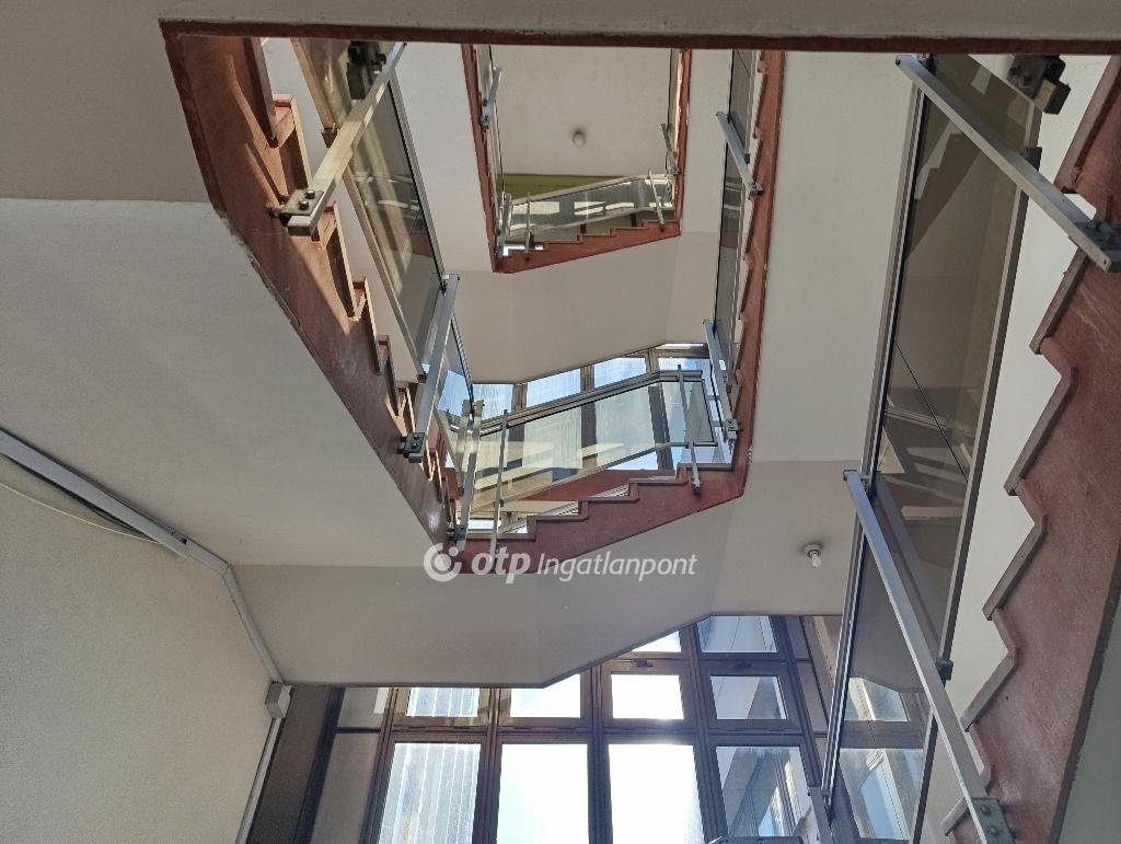 Üzlethelyiség · 5500 m² · 1.256.000.000 Ft