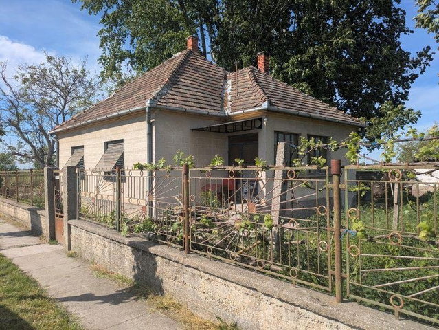 Eladó családi ház, Halászin 29.5 M Ft, 2 szobás
