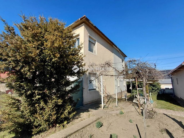 Eladó családi ház, Pakson 68 M Ft, 6 szobás