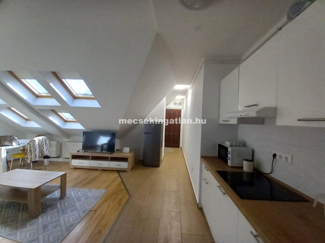 Kiadó téglalakás, albérlet, Pécsett 180 E Ft / hó, 1 szobás