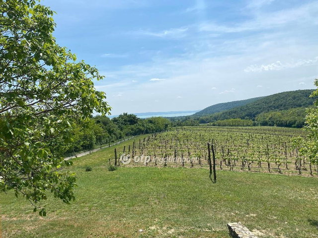 Eladó nyaraló, Balatoncsicsón 109.8 M Ft, 3 szobás