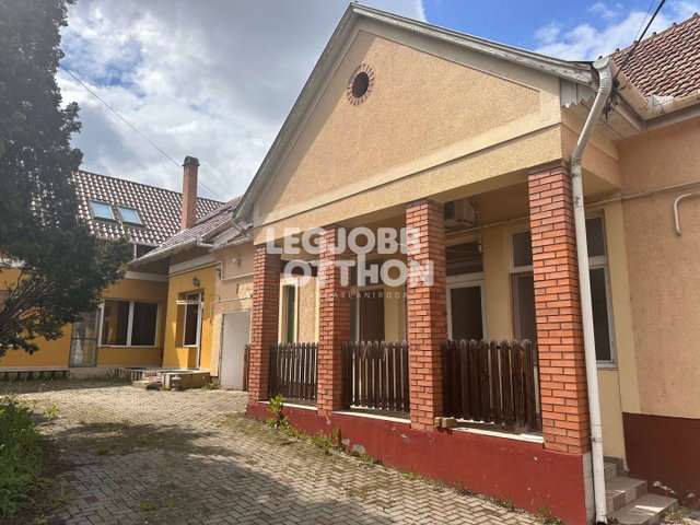 Eladó hotel, Cegléden 200 M Ft, 10 szobás / költözzbe.hu